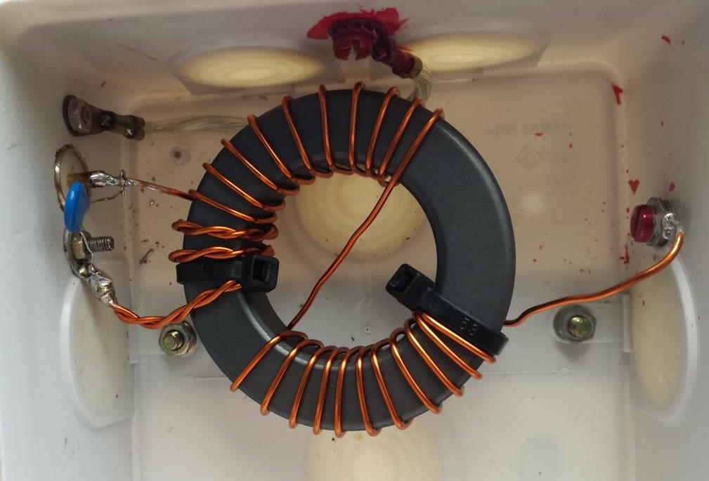 Transformateur d'impédance 1/64 ( Balun / un-un / unun ) - Antenne Long fil / End fed Transfo-1-64-interieur